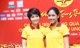 Mai Thu Huyền đồng hành cùng Nguyễn Thị Loan trao quà Trung thu cho bệnh nhân.
