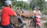 Các tay săn nhái mang theo dụng cụ để bắt nhái.