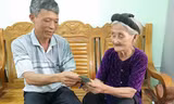 Bà Đỗ Thị Mơ ủng hộ tiền từ việc bán rau, bán trứng để phòng chống dịch