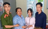 Hoàng Thị Khánh Nhung trao lại tiền cho người đánh rơi chiều 10/6. Ảnh: CTV