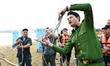 Cảnh sát 'bật mí' kỹ năng thoát hiểm và cứu hộ cứu nạn đường bộ, đường thủy