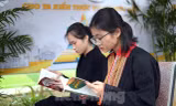 Các bạn trẻ đọc sách trong Không gian khuôn viên Trường PTDTNT tỉnh Bắc Giang. Ảnh: Xuân Tùng