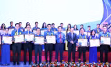Giải thưởng "15 tháng 10" năm 2021 tuyên dương 65 cá nhân tiêu biểu. (Trong ảnh, các cá nhân nhận giải thưởng năm 2020). Ảnh: Xuân Tùng