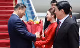 Nữ sinh Học viện Ngoại giao chia sẻ khoảnh khắc tặng hoa Tổng Bí thư, Chủ tịch nước Trung Quốc Tập Cận Bình