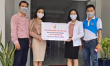 Đại diện Hội DNT Việt Nam tặng đồ bảo hộ y tế đến tỉnh Sóc Trăng
