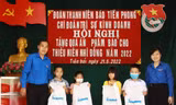 Đoàn Thanh niên Báo Tiền Phong tặng quà thiếu nhi có hoàn cảnh khó khăn