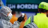 Nhân viên kiểm dịch ở biên giới Đức. Ảnh: Reuters