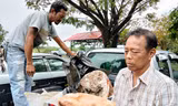 Ông Naris Suwannasang cầm khối u quý hiếm trên tay. 