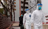 Nhân viên y tế ở chung cư Hong Mei (Hồng Kông, Trung Quốc). Ảnh: Reuters