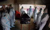 Tang lễ một bác sĩ Kenya qua đời vì COVID-19. Ảnh: Reuters