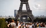 Tháp Eiffel bất ngờ bốc cháy