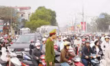 Công an Hà Nội được tăng cường 600 học viên cảnh sát để chống ùn tắc. Ảnh: T.Đảng.