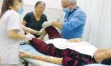 Hình ảnh được ông Đức ghi lại khi ông Ciro làm các thủ thuật cấy tế bào gốc ở phòng khám. Ảnh: M.Đ.
