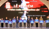 Thủ tướng Nguyễn Xuân Phúc và Bí thư Tỉnh ủy Hà Tĩnh Lê Đình Sơn trao 10 căn nhà tình nghĩa cho các hộ gia đình có công với cách mạng, gia đình gặp hoàn cảnh khó khăn.