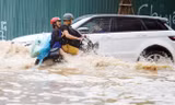 Ô tô ngập nước, cư dân khu đô thị mới thiệt hại tiền tỷ