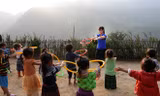 Với tình yêu trẻ, yêu nghề, cô giáo Thủy đã gắn bó với trường lớp vùng cao Bắc Hà. Ảnh: Xuân Tùng.