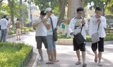 Pokémon Go đang ám giới trẻ. Ảnh: Xuân Tùng.