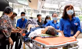 Thanh niên tình nguyện tham gia hỗ trợ đón tiếp người bệnh. 
