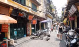 Đầu tư hơn 10 tỷ đồng để lát đá, chỉnh trang nhưng phố cổ Tạ Hiện vẫn lộn xộn xe cộ, mạng nhện dây điện và chưa có bản sắc riêng. Ảnh: Anh Trọng.