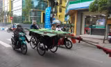 Nhiều xe thô sơ, ba gác chở hàng cồng kềnh “đại náo” đường phố TPHCM. Ảnh: Văn Minh.