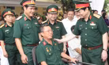 Đại tướng Ngô Xuân Lịch, Bộ trưởng Bộ Quốc phòng thăm hỏi, động viên thương binh nặng tại Trung tâm Nuôi dưỡng thương binh nặng và Điều dưỡng người có công tỉnh Hà Nam, tháng 7/2017. Ảnh: P.V.