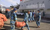Các chiến sĩ vận chuyển hàng hóa Tết lên tàu chuẩn bị khởi hành ra Trường Sa. Ảnh: Trường Phong.
