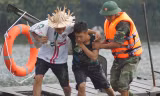 Trong thời bình, Bộ đội Công binh luôn có mặt kịp thời, trực tiếp giúp đỡ nhân dân trong thiên tai, bão lũ. Ảnh: Nguyễn Minh.