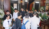 Bạn bè thương tiếc Hiếu. Ảnh: Huy Hà.