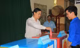 Anh Lê Quốc Phong, Ủy viên dự khuyết Trung ương Đảng, Bí thư thứ nhất Ban chấp hành Trung ương Đoàn thực hiện nghĩa vụ cử tri. Ảnh: Ngô Tùng.