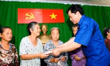 Bí thư Thành uỷ TPHCM Đinh La Thăng tặng quà cho bà con nghèo, diện chính sách ở huyện Cần Giờ