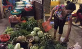 Rau quả bày bán tại chợ dân sinh.