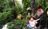Bạn trẻ yêu nhạc Trịnh này nhờ người thân đèo xe máy kèm xe lăn từ Củ Chi về TPHCM để viếng mộ nhạc sĩ vào dịp “nhớ Trịnh” năm kia. Ảnh: Tư liệu gia đình nhạc sĩ.