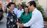 Chủ tịch Quốc hội Nguyễn Thị Kim Ngân với các cử tri tại TP Cần Thơ. Ảnh: TTXVN.