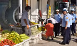 Xử phạt người chiếm vỉa hè làm nơi buôn bán.