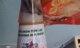 Một trong số những chai được ông Huy chụp ảnh gửi đến Hội bảo vệ người tiêu dùng huyện Cái Nước (Cà Mau) vì thấy có vật lạ bên trong.