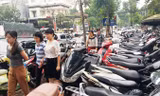 Tăng phí lòng, hè đường sẽ được HĐND Hà Nội xem xét tại kỳ họp khai mạc sáng nay. Ảnh: T.Đảng.