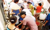 Người dân Định Công, Hà Nội chen nhau hứng nước sạch từ xe bồn chở đến trong những ngày mất nước. Ảnh: Hồng Vĩnh.