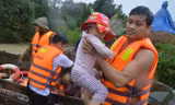 Trung uý Đặng Nam Việt cùng đồng đội giúp dân vùng lũ Bình Định.