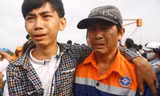 Cha con nghẹn ngào gặp lại nhau sau chuyến biển kinh hoàng.