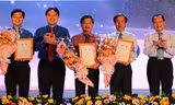 Bí thư Thành ủy TPHCM Lê Thanh Hải và Bí thư thứ nhất T.Ư Đoàn Nguyễn Đắc Vinh trao giải thưởng Tình nguyện Quốc gia năm 2014 cho đại diện các tổ chức và cá nhân. Ảnh: Việt Văn.
