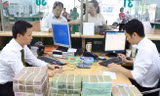 Hạ lãi suất nhà băng gỡ khó cho cả mình và doanh nghiệp. Ảnh: Như Ý.