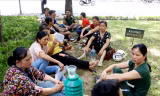Con cái vào đại học là khát vọng cháy bỏng của nhiều ông bố, bà mẹ ở Việt Nam. Trong ảnh: Cảnh phụ huynh lo lắng ngồi chờ con thi THPT Quốc gia trước cổng trường Đại học Thủy lợi chiều ngày 3/7/2015. Ảnh: Ngọc Châu.