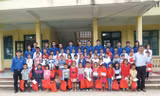 Đoàn khối cơ quan tỉnh Thanh Hóa trao quà cho học sinh có hoàn cảnh khó khăn vươn lên học giỏi. Ảnh: H.L.