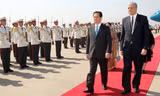 Thủ tướng Algeria Abdelmalek Sellal và Thủ tướng Nguyễn Tấn Dũng duyệt đội danh dự. Ảnh: Nhật Bắc.