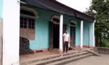 Ông Nguyễn Văn Văn trước ngôi nhà gia đình ông xây từ năm 2005​. Ảnh: Hoàng Lam.