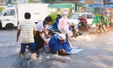 Đổ xe vì bị “sóng” đánh trên đường Phan Đăng Lưu, quận Bình Thạnh, TPHCM. Ảnh: Thảo Nguyên.