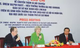 Giáo sư Drew Gilpin Faust, Hiệu trưởng Ðại học Harvard trao đổi với báo chí.