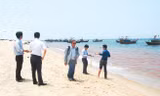 Sáng sớm 4/5, một dòng nước đỏ ngầu khác thường, mang theo nhiều cá chết xuất hiện dọc bờ biển xã Nhân Trạch, huyện Bố Trạch (Quảng Bình). Ảnh: Hoàng Nam.
