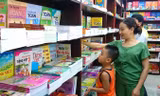 Học sinh không thể dùng SGK cũ vì trong SGK có cả phần bài tập học sinh có thể giải luôn trong sách. Ảnh : Như Ý.