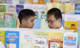 Học sinh tìm mua SGK tại Hà Nội. Ảnh: Ngọc Châu.